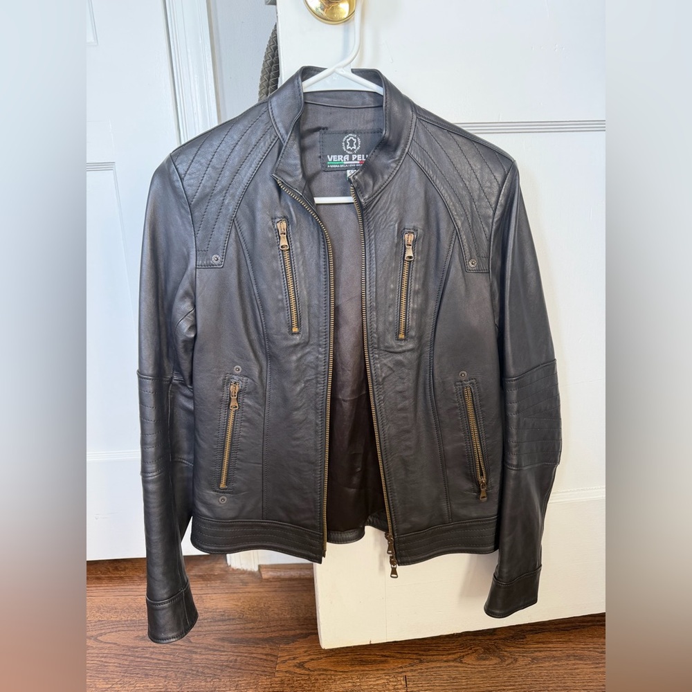 Vera Pelle Black Leather Jacket with Zip Pockets